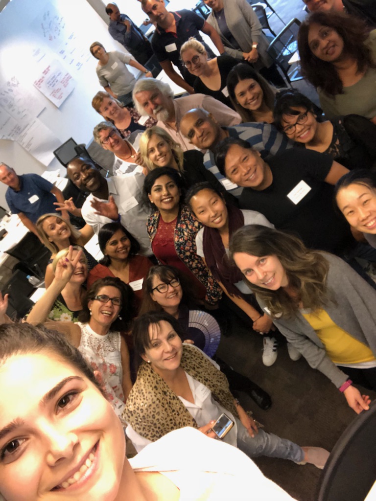 a large group picture of the attendees at the workshop